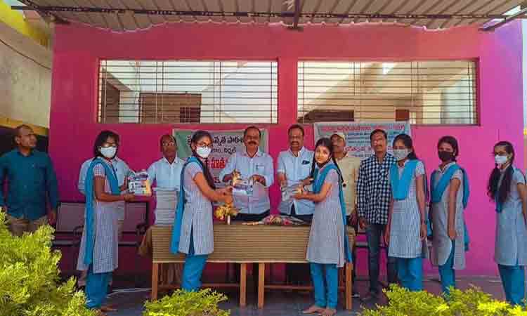 పది పరీక్షల్లో ప్రతిభ కనబర్చాలి