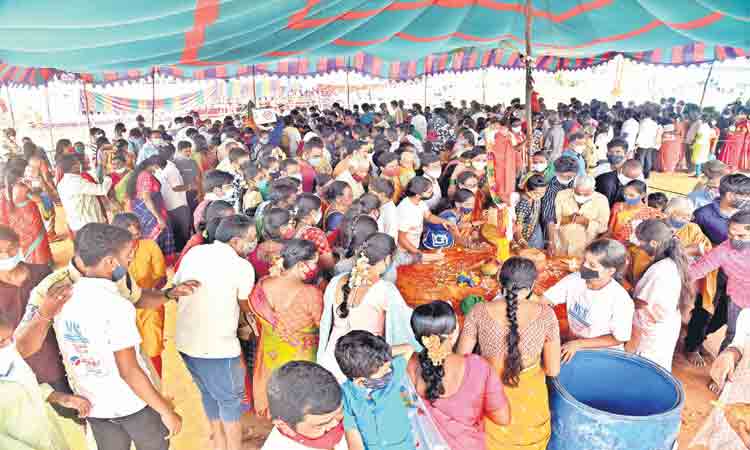 అమ్మవార్ల దర్శనానికి వేలాదిగా తరలివస్తున్న ప్రజలు