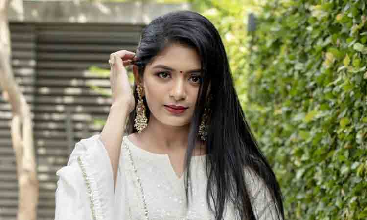 ఒక‌వైపు హీరోయిన్‌గా ఎంట్రీ ఇస్తూనే.. సింగ‌ర్‌గా మారిన స్టార్ డైరెక్ట‌ర్ కూతురు..