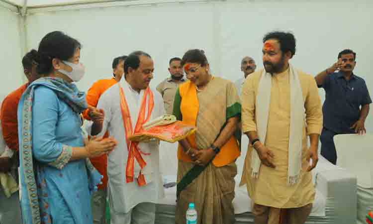 అతిథులను ఆహ్వానిస్తూ..సమస్యలను పరిష్కరిస్తూ బిజీ బిజీగా మంత్రి అల్లోల