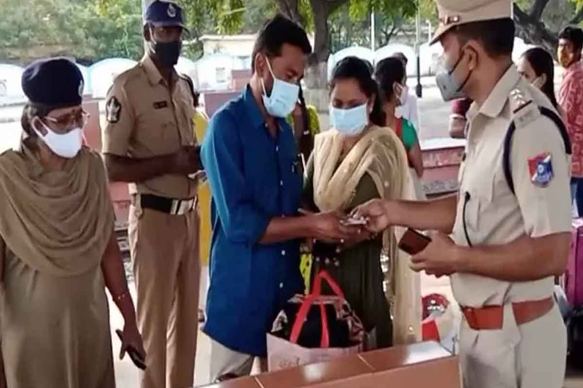 ఉపాధ్యాయులు, ఉద్యోగులను అదుపులోకి తీసుకున్న పోలీసులు..