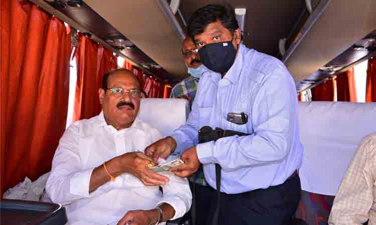 మేడారం జాతరకు బస్సులో వెళ్లిన ఆర్టీసీ చైర్మన్‌