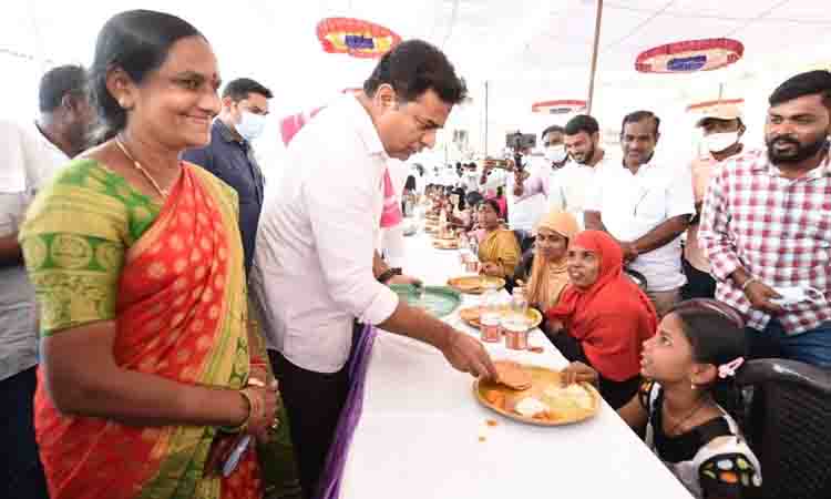 MINISTER KTR:డ‌బుల్ బెడ్‌రూం ల‌బ్ధిదారుల‌కు భ‌క్ష్యాలు వడ్డించిన మంత్రి కేటీఆర్‌..!!