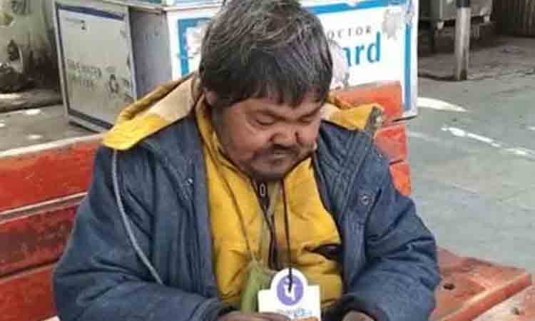 Digital Beggar | ఈ బెగ్గ‌ర్ రూటే స‌ప‌రేటు.. చేంజ్ లేదా.. నో ప్రాబ్ల‌మ్‌.. క్యూఆర్ కోడ్ ఉందిగా అంటున్నాడు