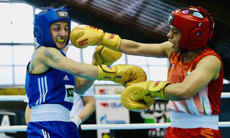 క్వార్టర్స్‌లో నీతు, అనామిక