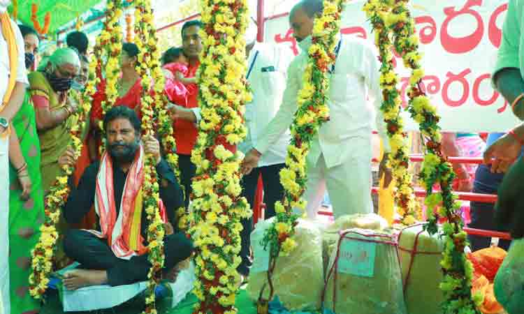 మేడారం సన్నిధిలో ఎమ్మెల్యే  కోరుకంటి చందర్‌..