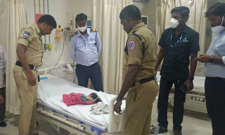 ఆడ‌పిల్ల పుట్టింద‌ని రోడ్డు మీద వ‌దిలేసి వెళ్లిపోయిన గుర్తు తెలియ‌ని వ్య‌క్తులు