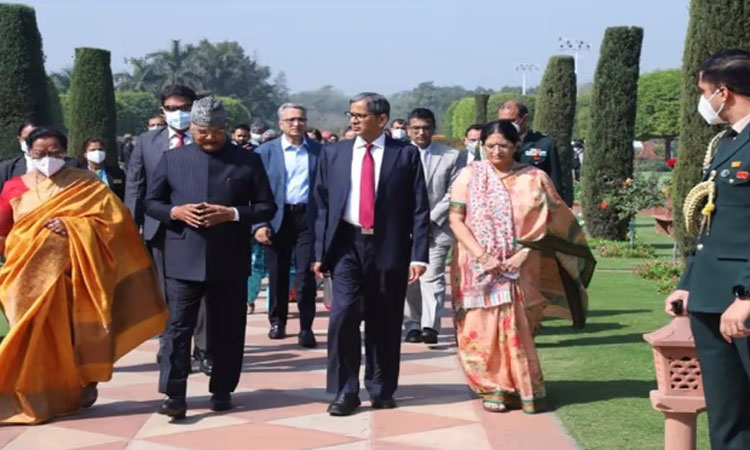 రాష్ట్ర‌ప‌తిభ‌వ‌న్‌లోని మొఘ‌ల్ గార్డెన్‌ను సంద‌ర్శించిన సీజేఐ