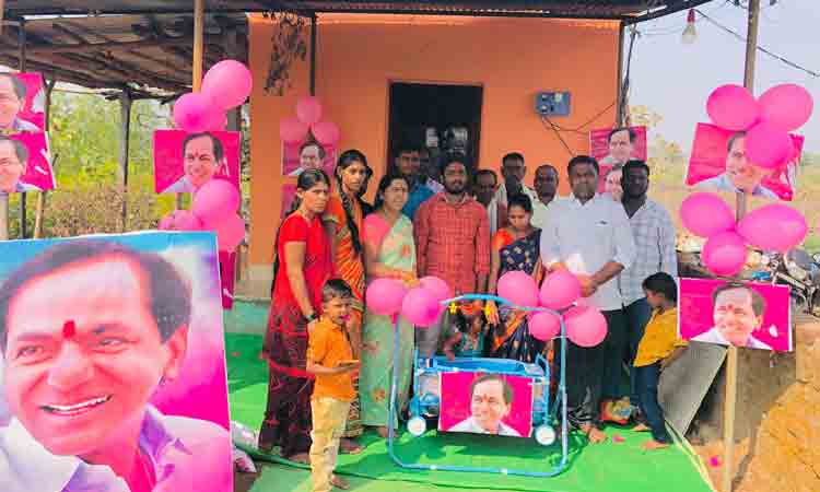 CM KCR Birthday | చిన్నారికి కేసీఆర్ పేరు..జననేతపై అభిమానం చాటుకున్న ఓ కుటుంబం