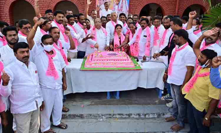 CM KCR Birthday | 68 కిలోల భారీ కేక్ కట్ చేసి సంబురాలు జరుపుకున్న టీఆర్‌ఎస్‌ శ్రేణులు