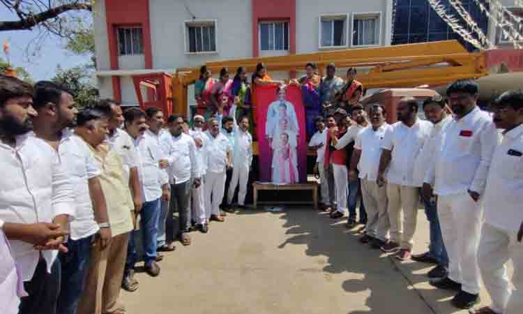 సంగారెడ్డి మున్సిపల్‌ అభివృద్ధికి రూ.50 కోట్ల నిధులు..సీఎం కేసీఆర్‌ చిత్రపటానికి పాలాభిషేకం