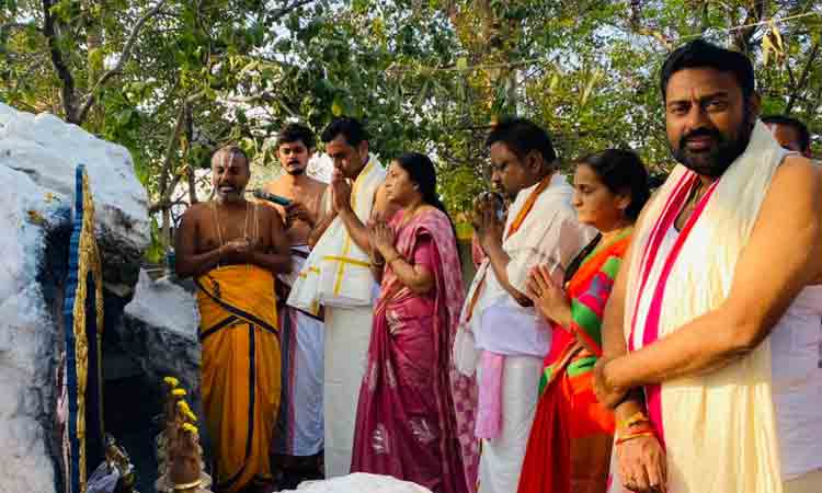 ఆది వరాహస్వామిని దర్శించుకున్న సీఎం కేసీఆర్‌ పీఏ వేణుగోపాల్