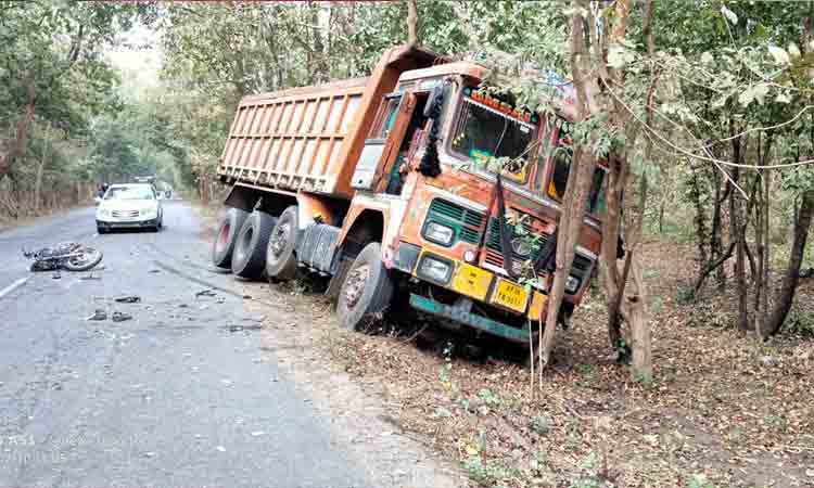 Crime news | బైక్‌ను ఢీ కొట్టిన ఇసుక లారీ..యువకుడి మృతి..మరో ఇద్దరికి తీవ్ర గాయాలు