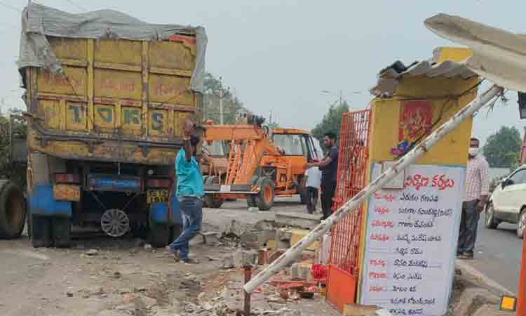 Crime news | మైసమ్మ గుడిలోకి దూసుకెళ్లిన బొగ్గు లారీ..