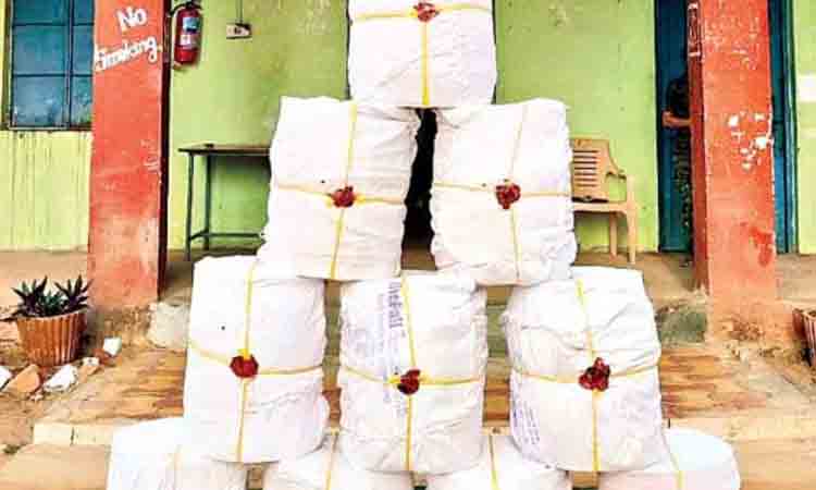 Crime news | మావోయిస్టులకు పేలుడు పదార్థాలు తరలిస్తున్న నలుగురి అరెస్టు