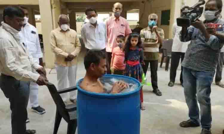 ఐస్ గ‌డ్డ‌లేసిన నీళ్ల డ్రంబులో అర‌గంట‌సేపున్నాడు..!! ఎందుకంటే?