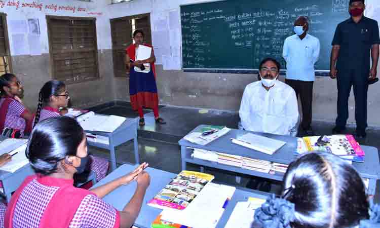 సాంఘిక సంక్షేమ పాఠశాలను ఆకస్మికంగా తనిఖీ చేసిన మంత్రి ఎర్రబెల్లి