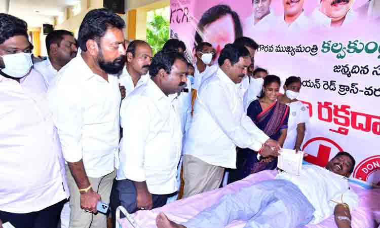 రక్త దాతలకు ప్రశంసా పత్రాలు అందజేసిన మత్రి ఎర్రబెల్లి