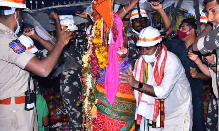 Medaram | వన దేవతలను దర్శించుకున్న మంత్రి ఎర్రబెల్లి