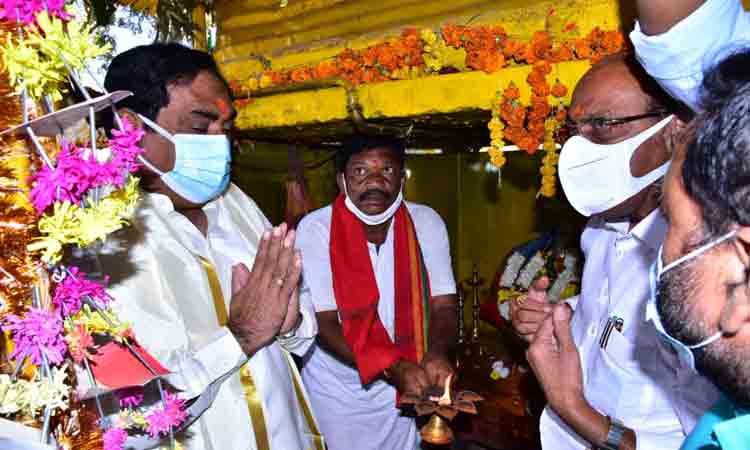 గట్టమ్మ తల్లిని దర్శించుకున్న మంత్రి ఎర్రబెల్లి