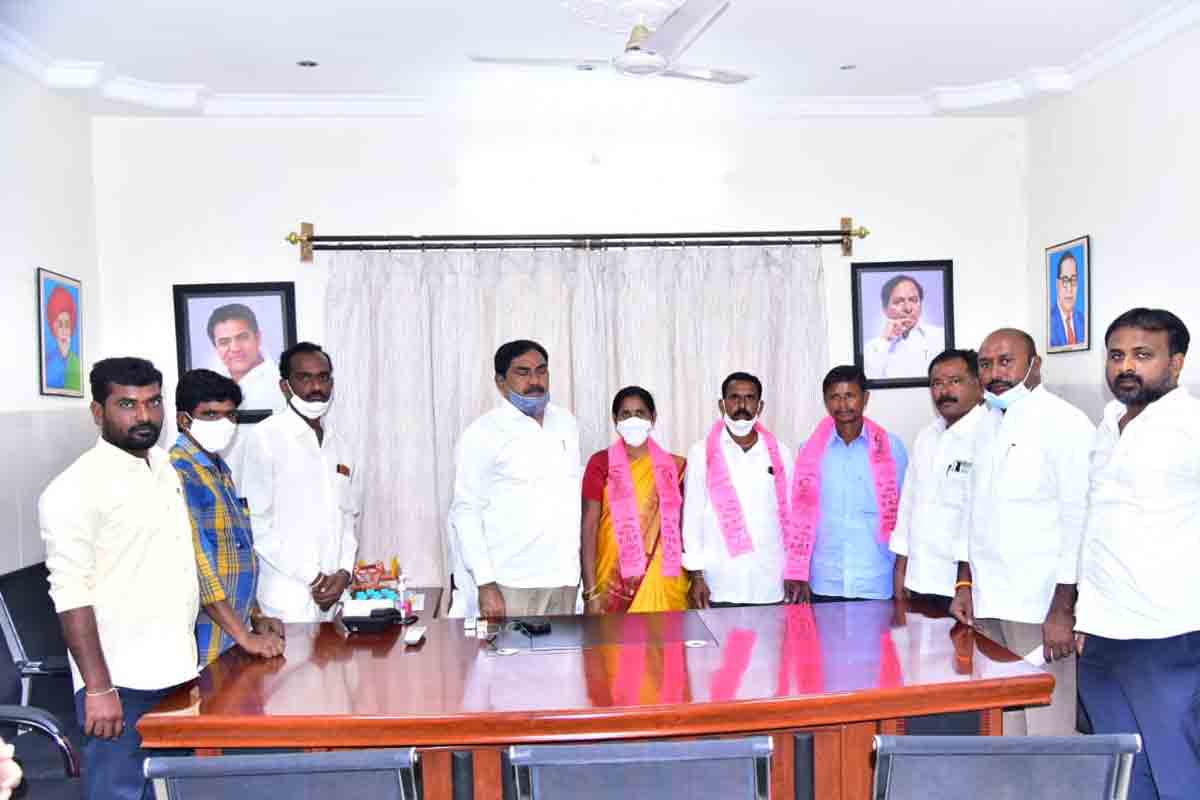 మంత్రి ఎర్రబెల్లి సమక్షంలో టీఆర్ఎస్‌లో చేరిన కాంగ్రెస్ నేతలు