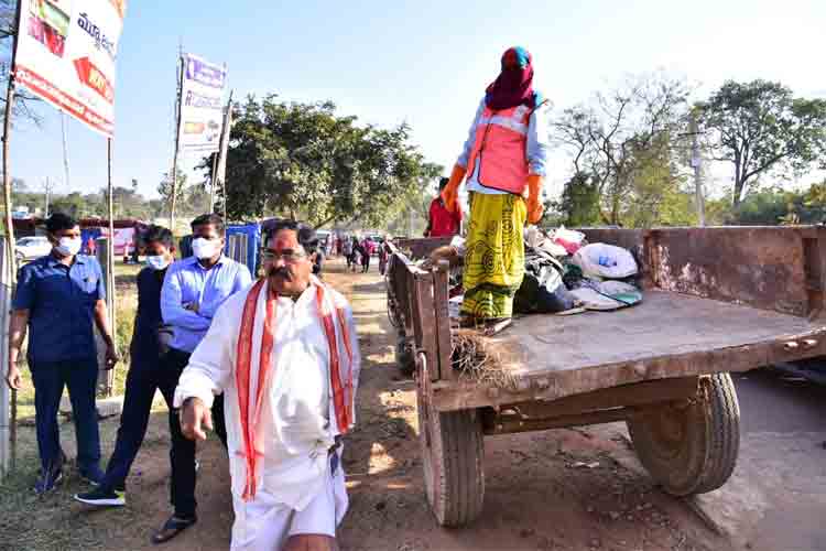 మేడారంలో మంత్రి ఎర్ర‌బెల్లి ప‌ర్య‌ట‌న‌.. రోడ్డు మీద చెత్త వేసిన దుకాణ‌దారుల‌కు జ‌రిమానా