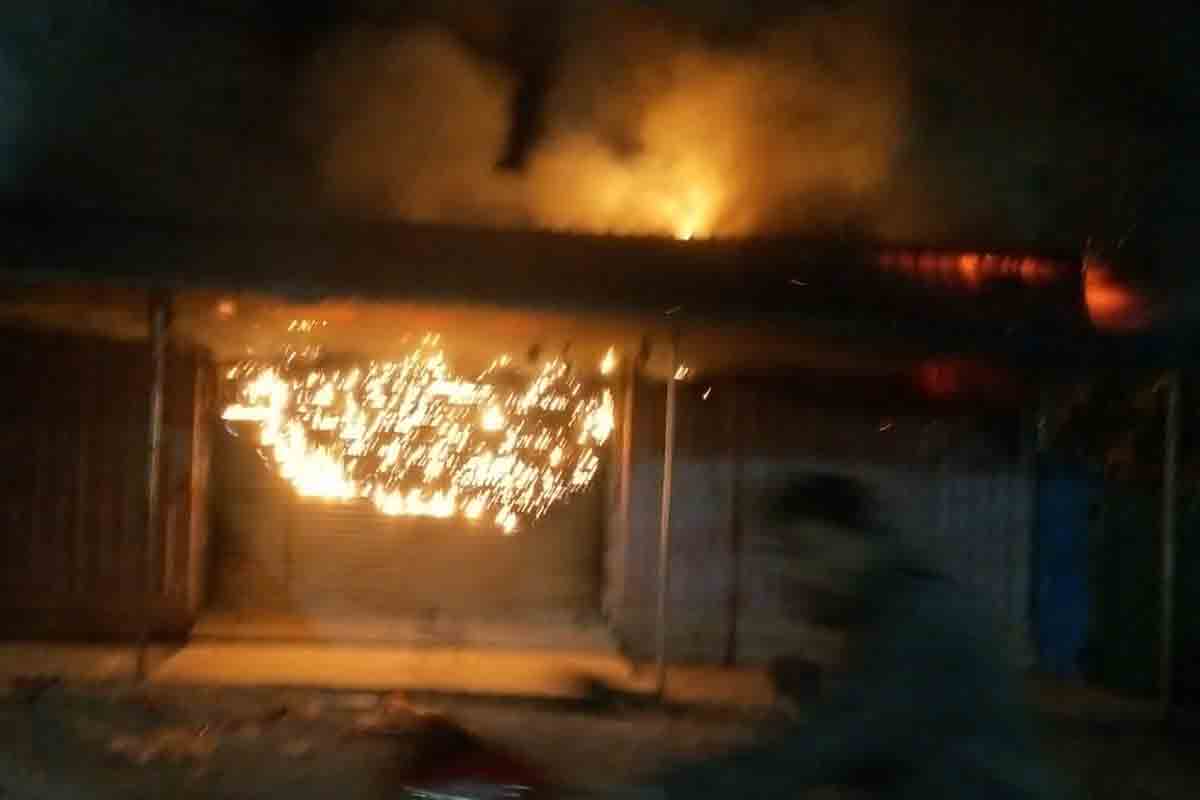 ఎలక్ట్రిక్ బైక్ షో రూమ్‌లో అగ్నిప్రమాదం..భారీగా ఆస్తి నష్టం