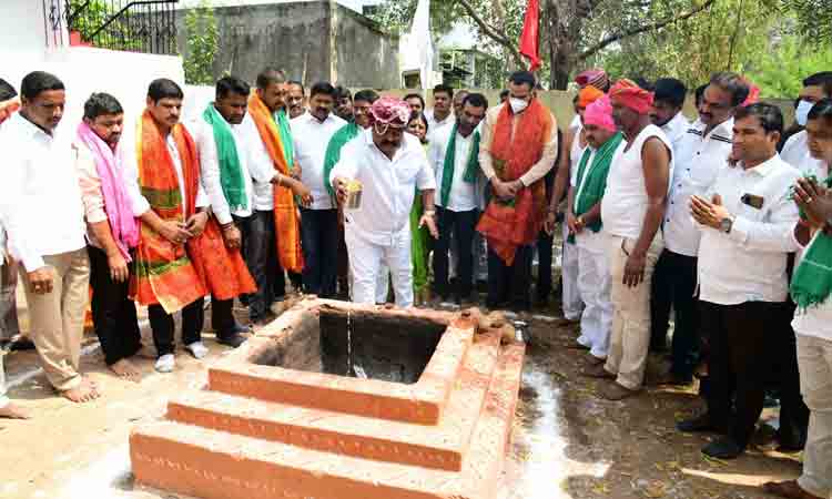 ఆ మహనీయుడి జీవిత చరిత్రను భావితరాలకు అందించాలి : మంత్రి గంగుల