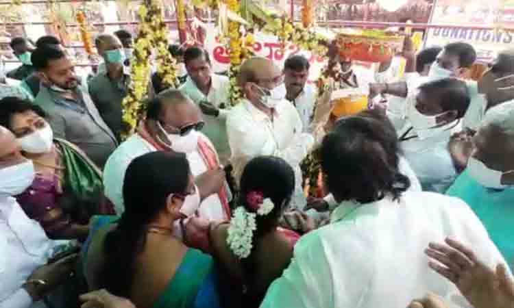 వన దేవతలకు మొక్కులు చెల్లించుకున్న మంత్రి గంగుల