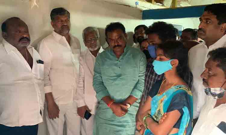 బాధిత కుటుంబాలను పరామర్శించిన మంత్రి గంగుల