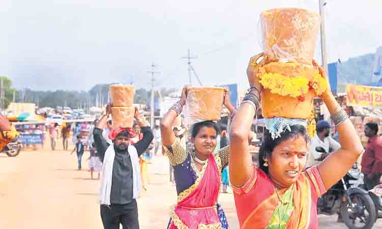 బంగారం తీసుకెళ్తాం.. అమ్మవార్లకు సమర్పిస్తాం