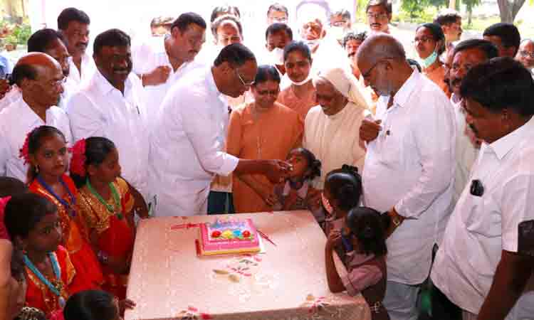 KCR Birthday | ఎమ్మెల్సీ గుత్తా ఆధ్వర్యంలో.. ఘనంగా కేసీఆర్ జన్మదిన వేడుకలు
