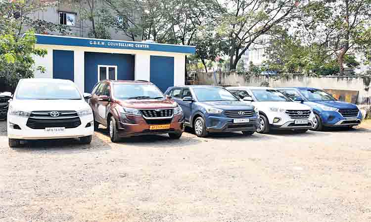 ఆన్‌లైన్‌లో తీసుకుంటడు.. ఆఫ్‌లైన్‌లో అమ్మేస్తడు..