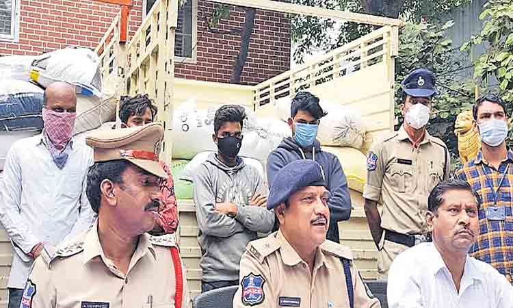 దొడ్డిదారిన గుజరాత్‌కు రేషన్‌ బియ్యం