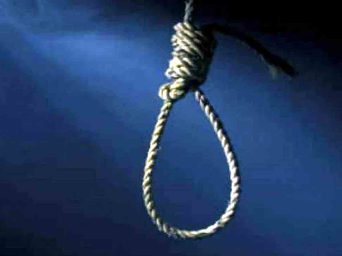 Crime News : ఉరేసుకుని వివాహిత ఆత్మహత్య