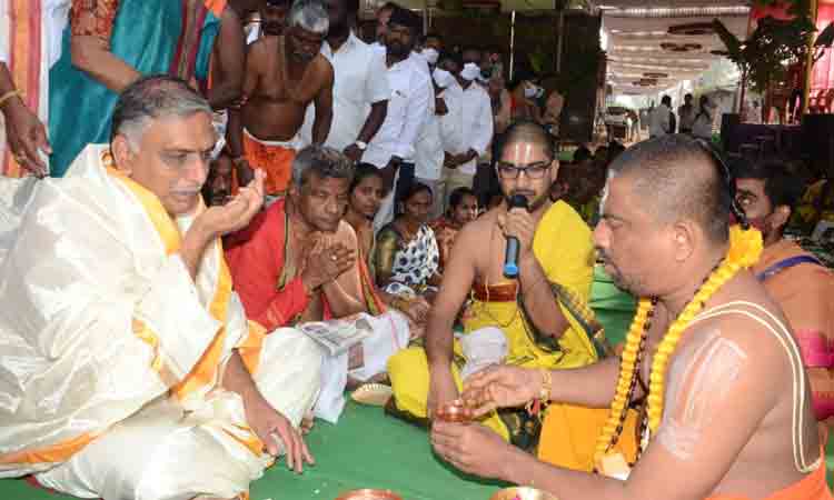 వేంకటేశ్వర స్వామి ఆలయంలో మంత్రి హరీశ్‌రావు పూజలు