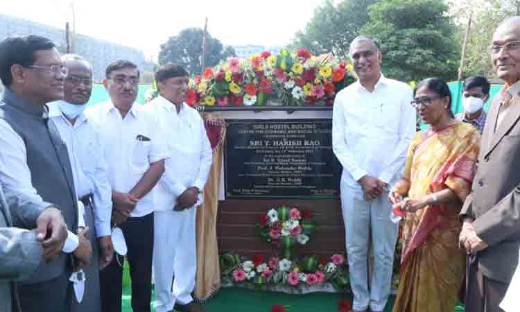 విద్యార్థినుల వసతి గృహానికి శంకుస్థాపన చేసిన మంత్రి హరీశ్‌రావు
