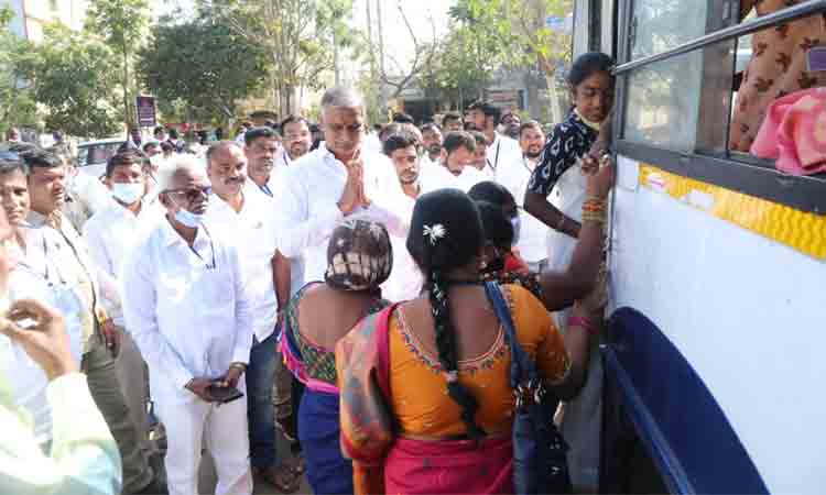 మంత్రి హరీశ్‌రావు సామాన్య కార్యకర్తలా మారిన వేళ..