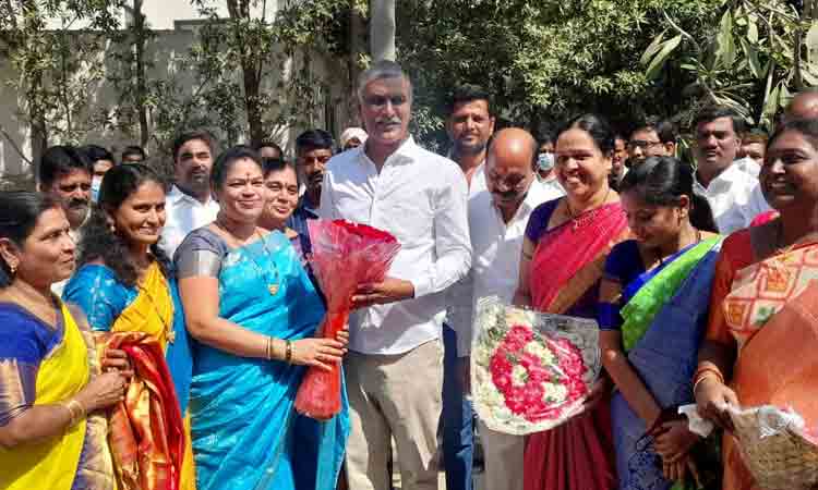 మంత్రి హరీశ్‌రావును కలిసిన ‘మున్సిపల్‌ పాలకవర్గం’