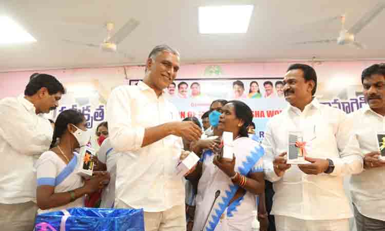 27 వేల మంది ఆశ కార్యకర్తలకు మొబైల్స్‌ పంపిణీ : మంత్రి హరీశ్‌రావు