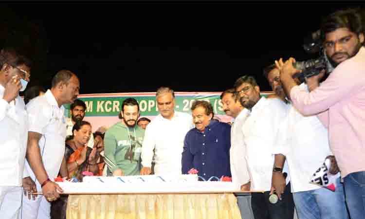 సిద్దిపేట‌లో సీఎం కేసీఆర్ ట్రోఫీని ప్రారంభించిన మంత్రి హ‌రీశ్ రావు, హీరో అఖిల్