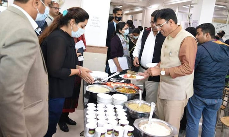 ఆయుర్వేదిక్ కిచ్‌డీ, రాగి సిర‌, మిల్లెట్ రోటీ, రైస్ ఢోక్లా … ఆరోగ్య శాఖ క్యాంటిన్‌లో కొత్త మెనూ