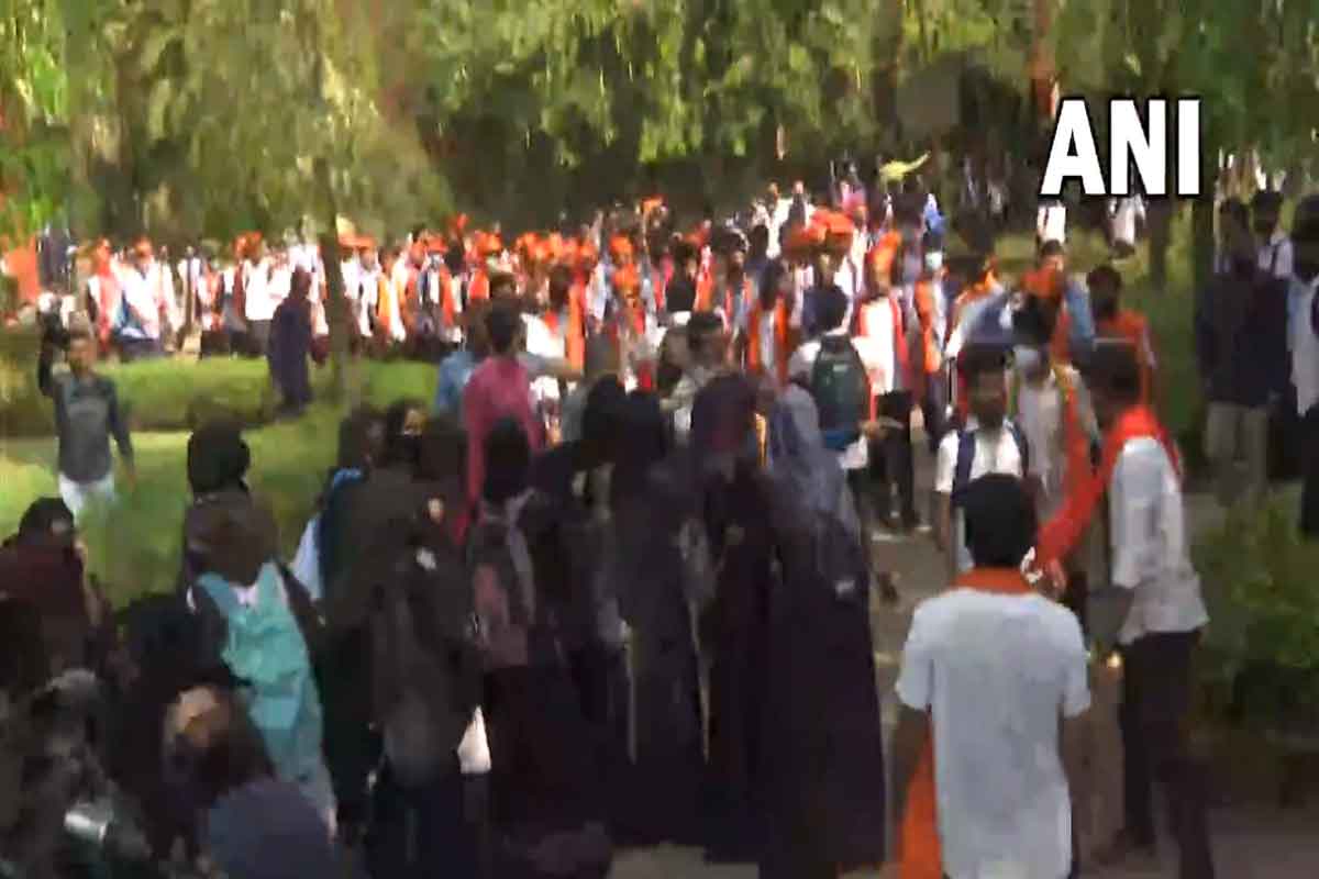 హిజ‌బ్ బ్యాన్‌.. కాషాయ కండువాల‌తో కాలేజీలో విద్యార్థుల ఆందోళ‌న‌