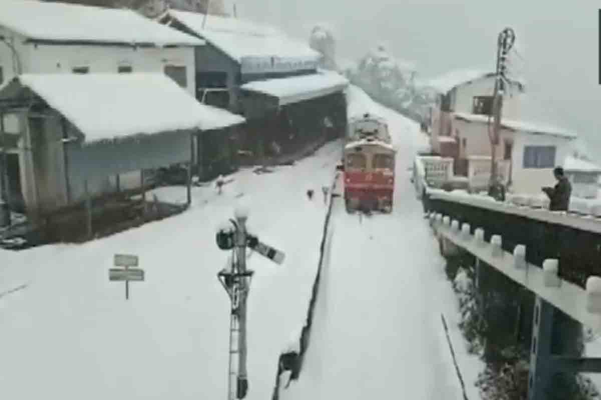 సిమ్లాలో హిమ‌పాతం.. ట్రాక్‌పై మంచుదుప్ప‌టి.. అయినా న‌డిచిన రైళ్లు.. వీడియో
