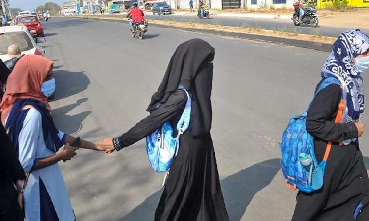 మా హిజాబ్‌ను తాకితే చేతులు న‌రుకుతాం : ఎస్పీ నేత వివాదాస్ప‌ద వ్యాఖ్య‌లు