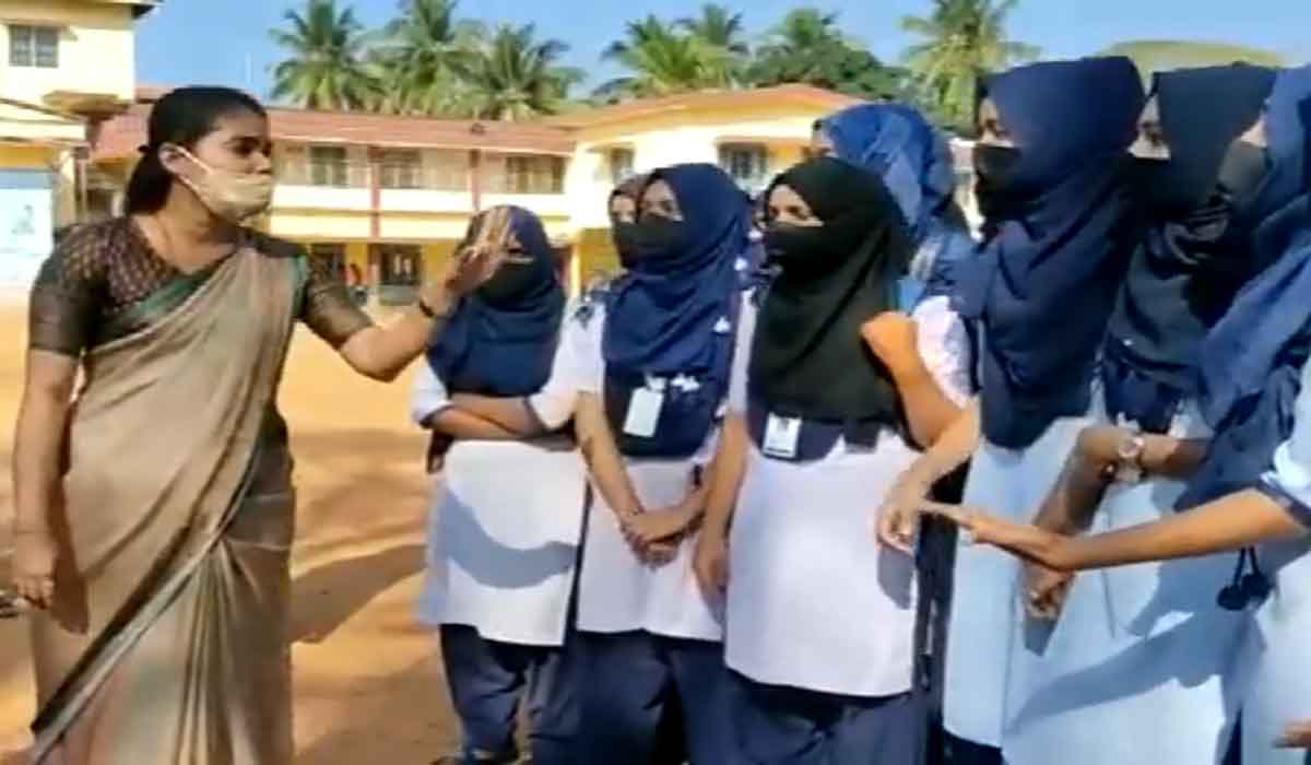 హిజ‌బ్ వ‌ర్సెస్ కాషాయ కండువా.. క‌ర్నాట‌క‌లో విద్యార్థుల నిర‌స‌న‌లు