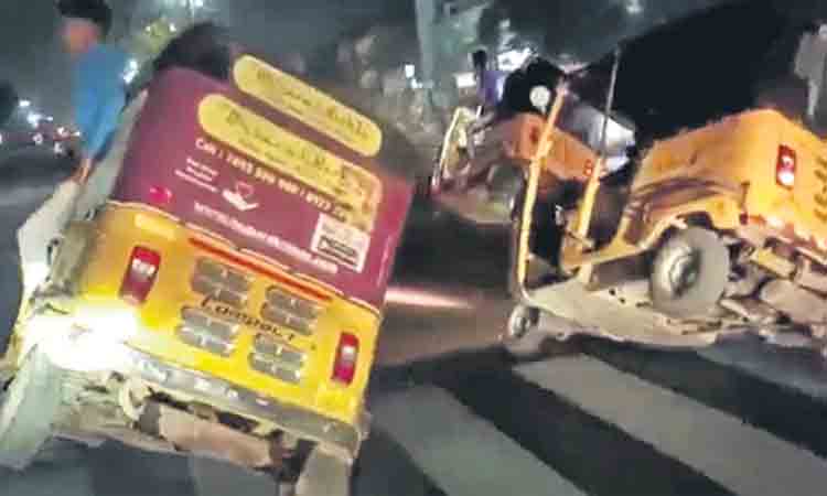 నడిరోడ్డుపై స్టంట్లు చేసిండ్రు..పోలీసులు లోపలేసిండ్రు..!!
