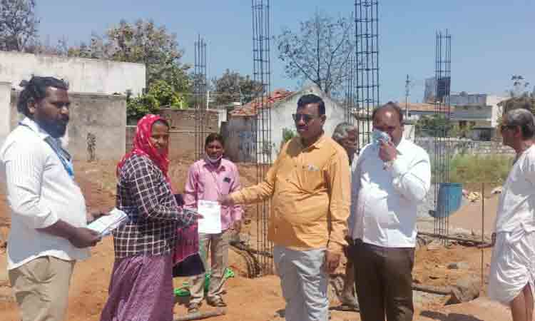 ఇంటి నిర్మాణం కోసం మొక్కల తొలగింపు..మూడు వేల జరిమానా