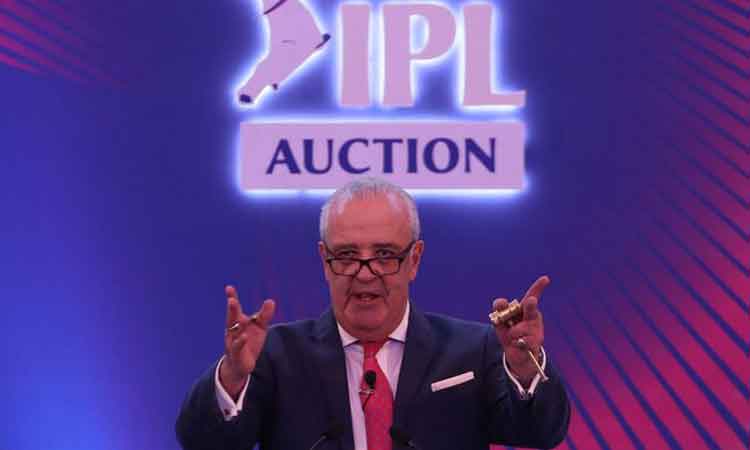 ఐపీఎల్ వేలంలో అప‌శృతి.. స్టేజ్‌పై కూలిన హ‌గ్‌