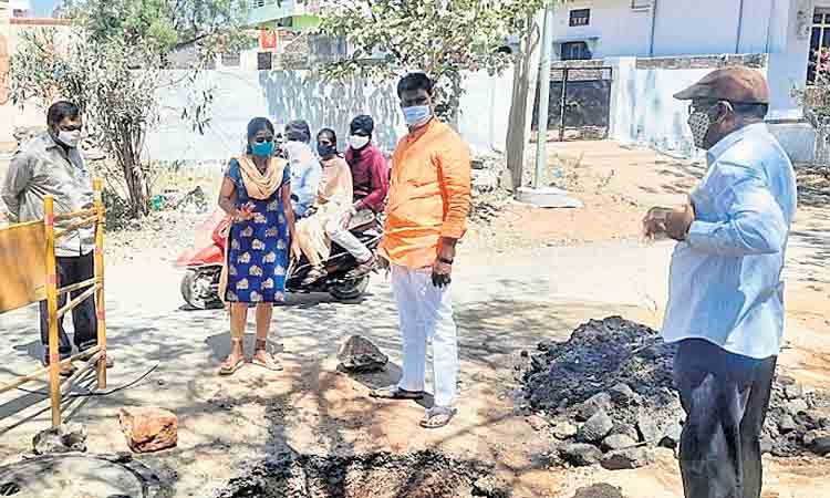 డ్రైనేజీ సమస్యలపై తక్షణమే స్పందించాలి